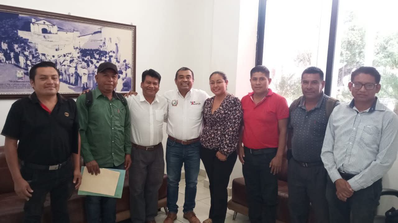 ALCALDE ADAIR HERNÁNDEZ ATIENDE A DOCENTES DE LAS PREPARATORIAS POPULARES DE SAN LUIS ACATLÁN